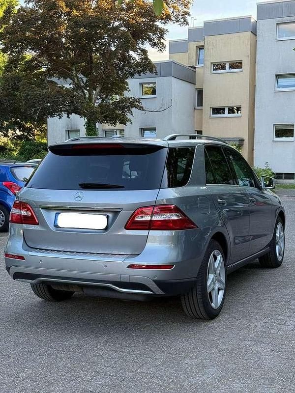 Grau Gebraucht 2014 Mercedes ML350 SUV | 21.500 € (Fairer Preis) - Bild 1/4