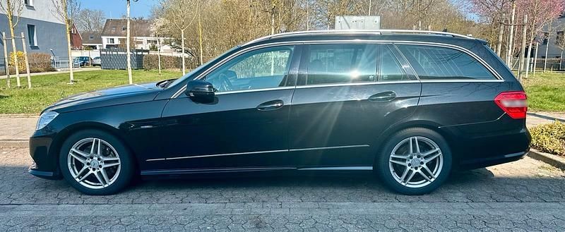Gebraucht Mercedes E220 AMG line 170 PS (125 kW) 2011 Schwarz Kombi