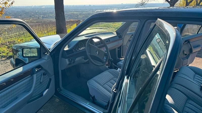 Gebraucht Mercedes E200 122 PS (89 kW) 1991 Schwarz Limousine