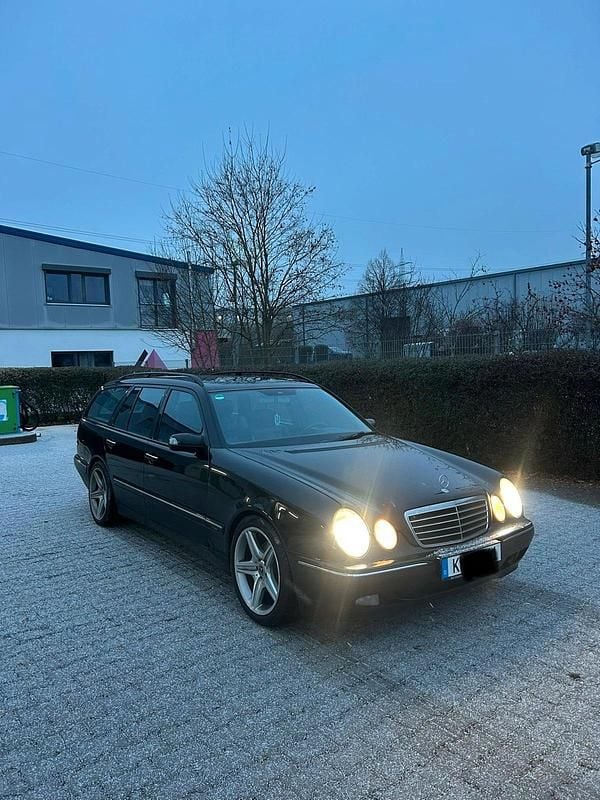 Schwarz Gebraucht 2001 Mercedes E320 Avantgarde Kombi | 3.700 € (Fairer Preis) - Bild 1/4