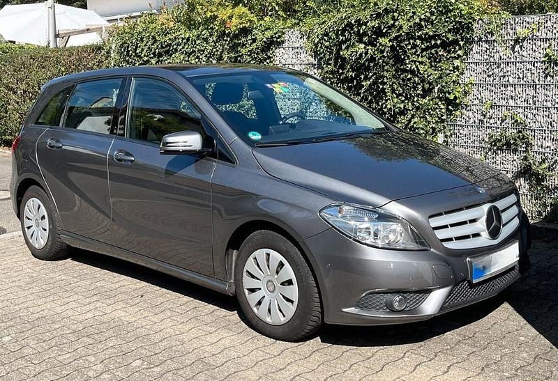 Grau Gebraucht 2013 Mercedes B180 Van / Kleinbus | 11.200 € (Guter Preis) - Bild 1/4