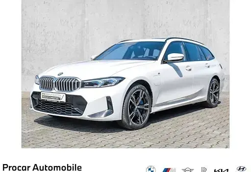 Gebraucht BMW 330e Comfort Edition 292 PS (214 kW) 2025 Kombi