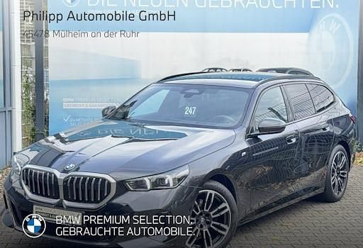 Grau Gebraucht 2024 BMW 520 Comfort Edition Kombi | 50.279 € (Superpreis) - Bild 1/4