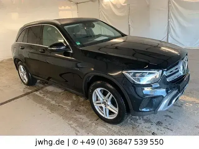 Gebraucht Mercedes GLC300e 320 PS (235 kW) 2021 Schwarz/baltic black SUV