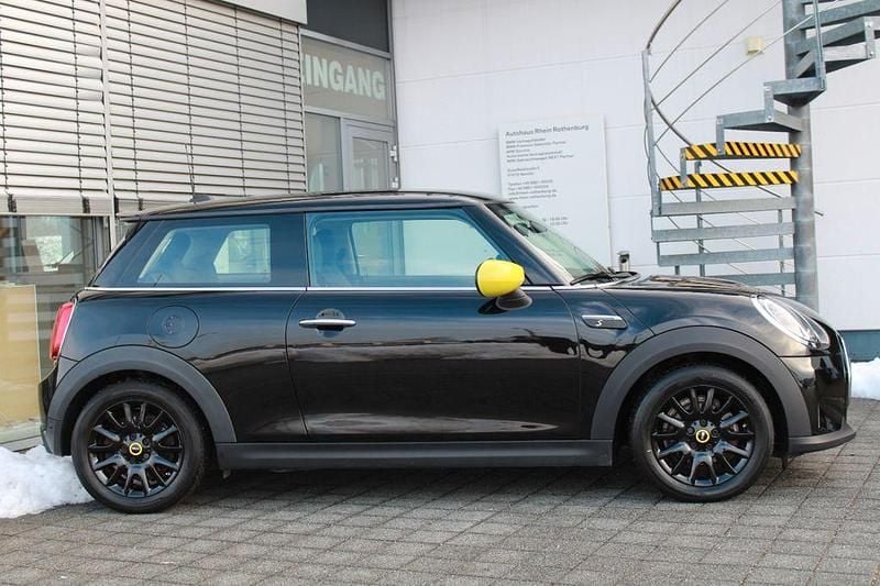 Gebraucht Mini Cooper SE Classic 135 kW (184 PS) 2022 Midnight black Kleinwagen
