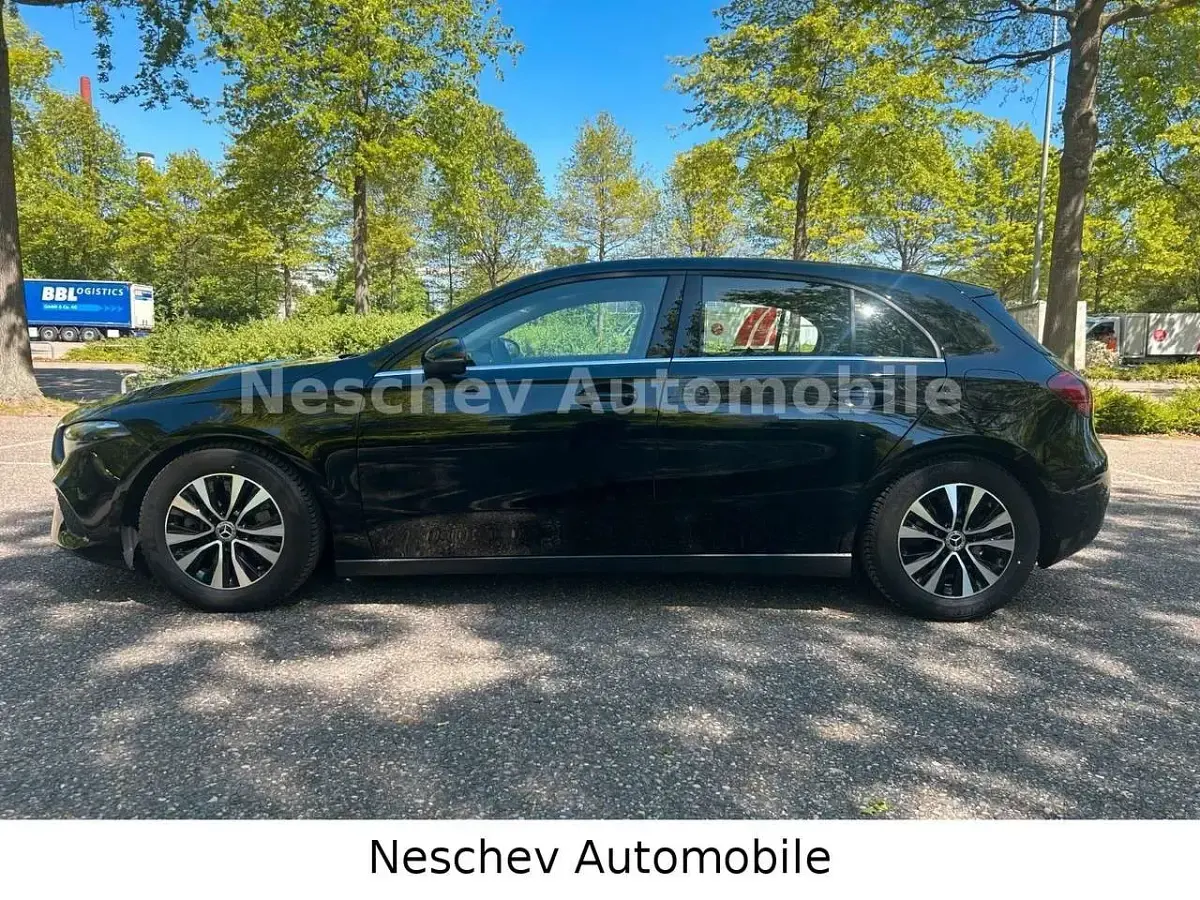 Second-hand Mercedes A200 Premium 150 CP (110 kW) 2024 Negru Berlinǎ
