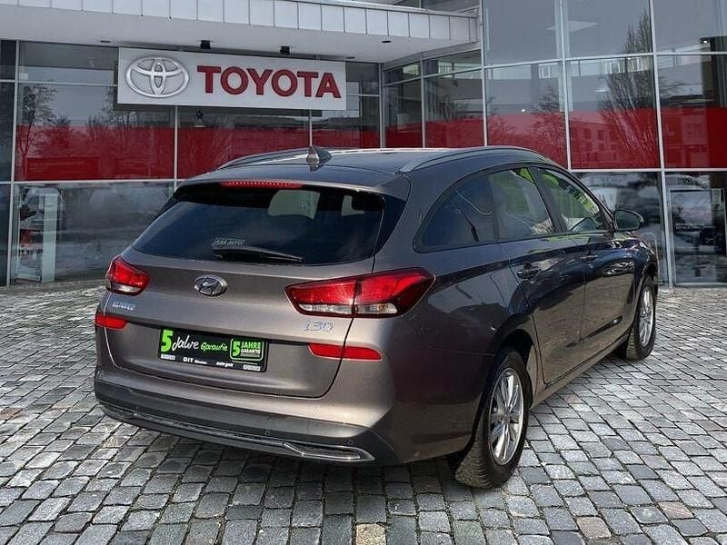 Gebraucht Hyundai i30 Select 120 PS (88 kW) 2022 Rot Kombi