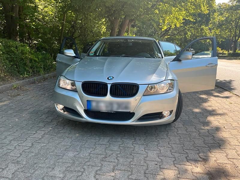 Silber Gebraucht 2010 BMW 318 Limousine | 3.999 € (Guter Preis) - Bild 1/4
