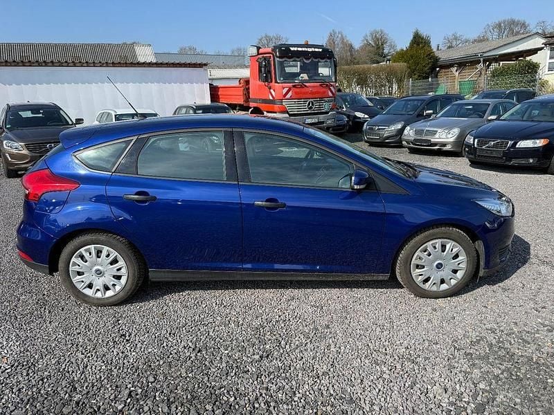 Usata Ford Focus Ambiente 101 CV (74 kW) 2016 Blu Berlina