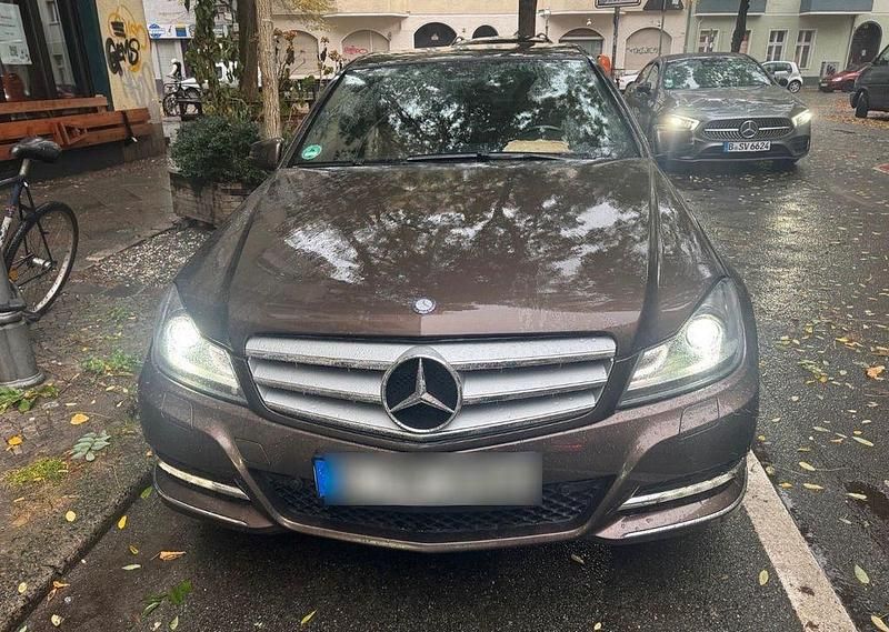 Braun Gebraucht 2012 Mercedes C200 Avantgarde Limousine | 10.200 € (Fairer Preis) - Bild 1/4