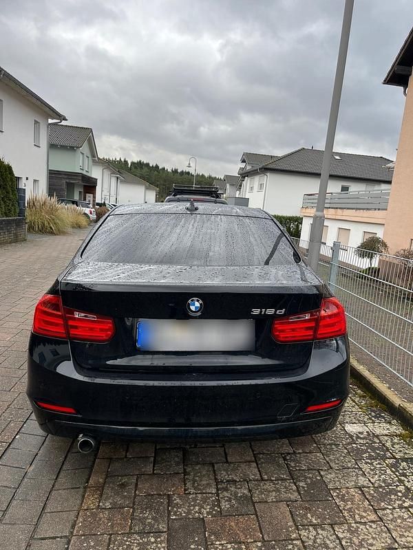 Gebraucht BMW 318 143 PS (105 kW) 2014 Schwarz Limousine