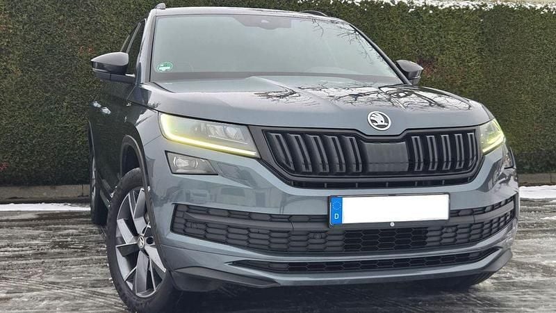 Grau Gebraucht 2020 Skoda Kodiaq SportLine SUV | 23.500 € (Guter Preis) - Bild 1/4