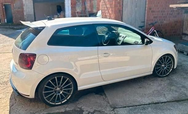 Weiß Gebraucht 2023 VW Polo Kleinwagen | 16.500 € - Bild 1/4