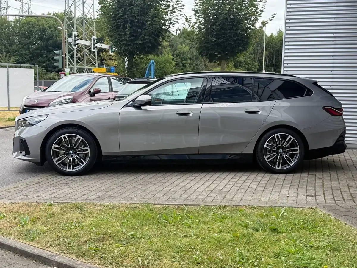 Neu BMW i5 M Sport 250 kW (340 PS) 2026 Silber Kombi