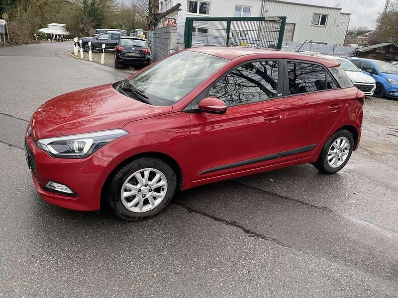 Gebraucht Hyundai i20 Passion 84 PS (61 kW) 2016 Red passion / mic Kleinwagen
