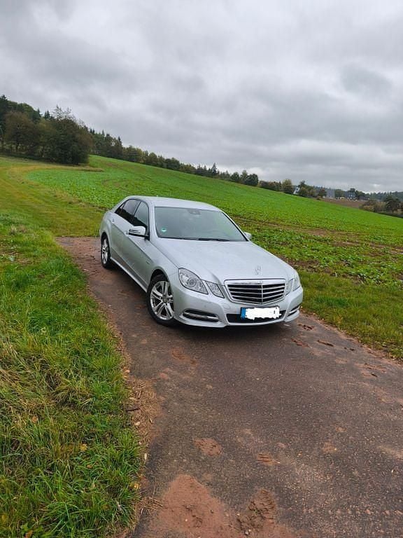 Silber Gebraucht 2011 Mercedes E220 Avantgarde Limousine | 7.999 € (Guter Preis) - Bild 1/4