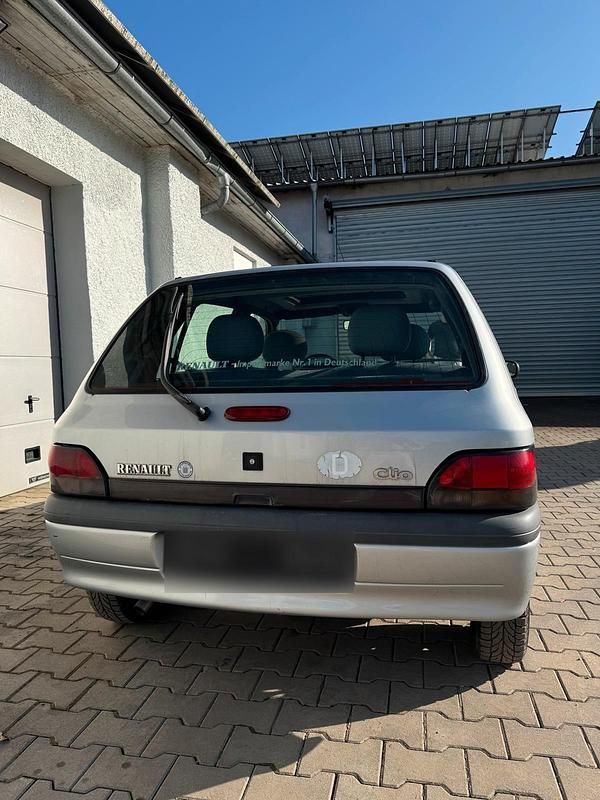 Gebraucht Renault Clio 54 PS (39 kW) 1996 Grau Kleinwagen