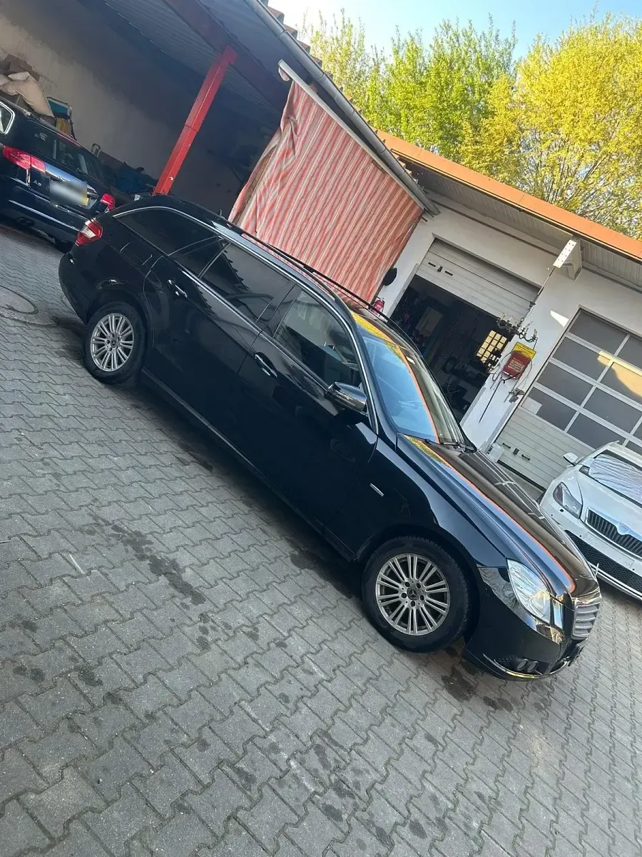 Second-hand Mercedes E200 184 CP (135 kW) 2010 Negru Break