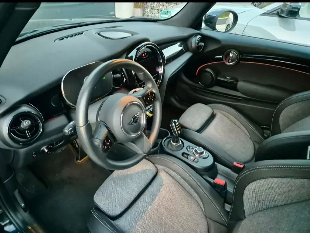 Gebraucht Mini Cooper SE Classic 135 kW (184 PS) 2023 Schwarz Kleinwagen