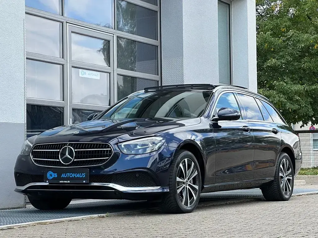 Gebraucht Mercedes E300 Avantgarde 306 PS (225 kW) 2021 Blau Limousine