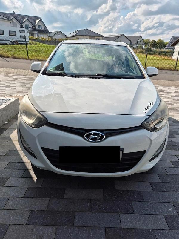 Weiß Gebraucht 2013 Hyundai i20 Kleinwagen | 2.500 € (Fairer Preis) - Bild 1/4