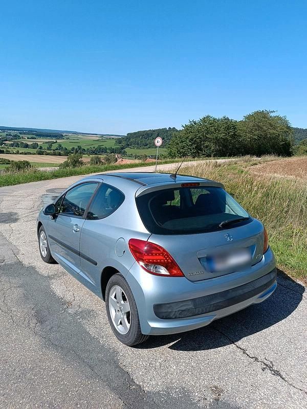 Gebraucht Peugeot 207 95 PS (69 kW) 2010 Blau Kleinwagen