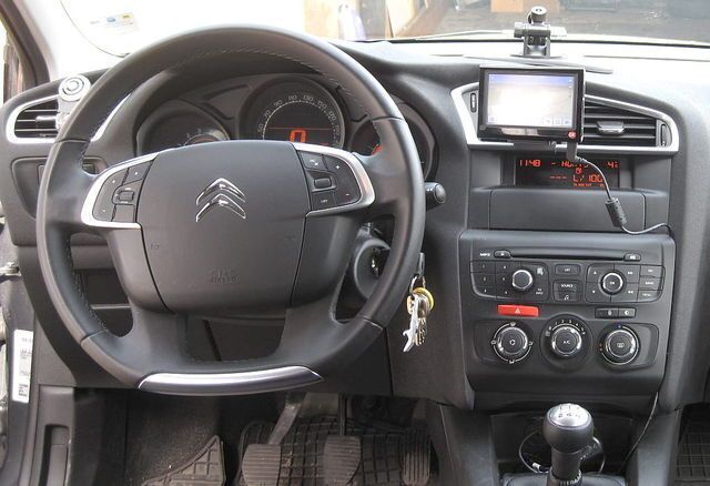 Grau Gebraucht 2010 Citroën C4 Limousine | 12.400 € - Bild 1/4