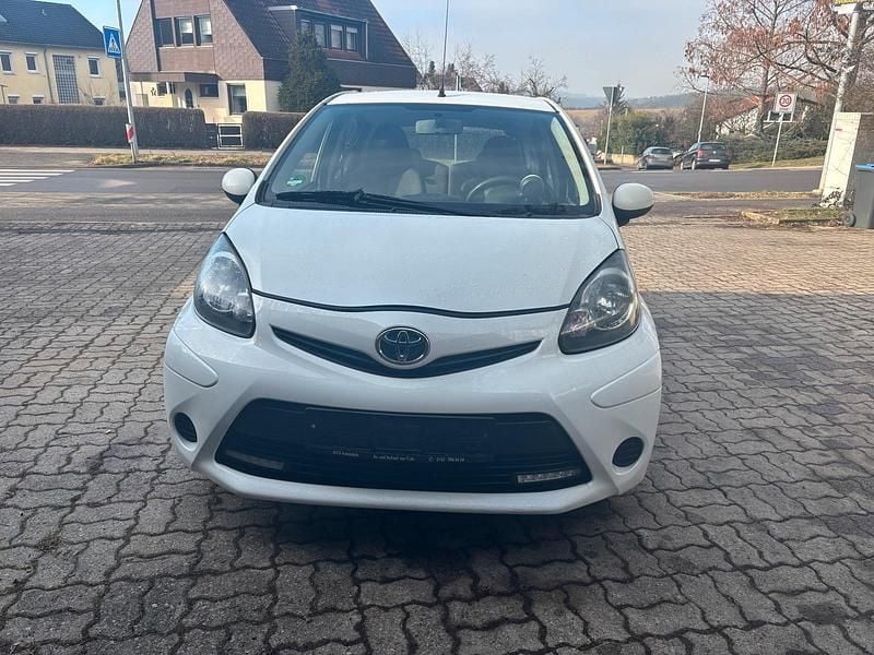 Weiß Gebraucht 2013 Toyota Aygo Kleinwagen | 2.950 € (Guter Preis) - Bild 1/4