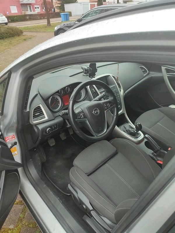 Gebraucht Opel Astra 110 PS (80 kW) 2011 Silber Kombi