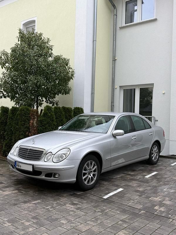 Silber Gebraucht 2005 Mercedes E200 Classic Limousine | 4.499 € (Teuer) - Bild 1/4