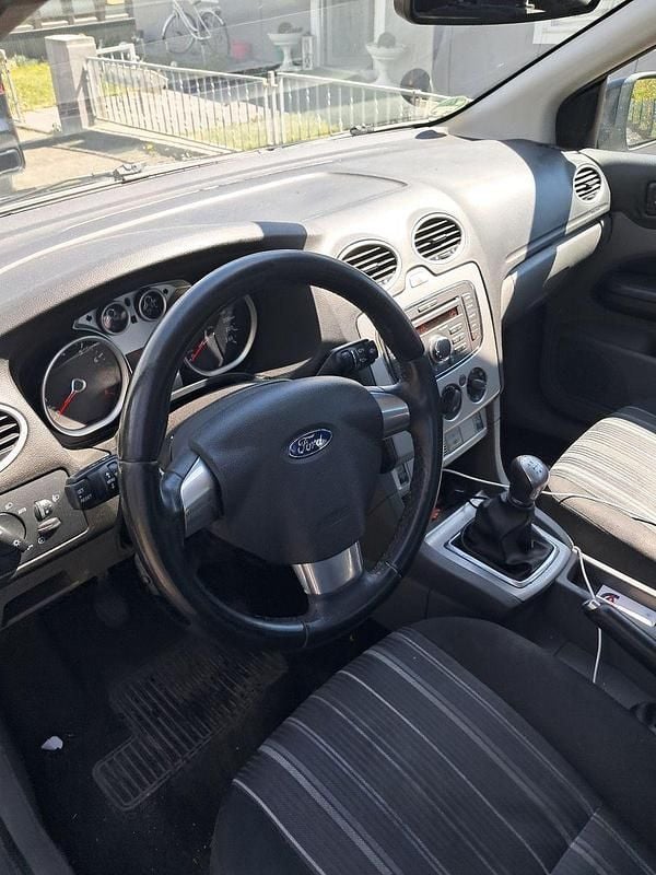 Gebraucht Ford Focus 101 PS (74 kW) 2011 Schwarz Kombi