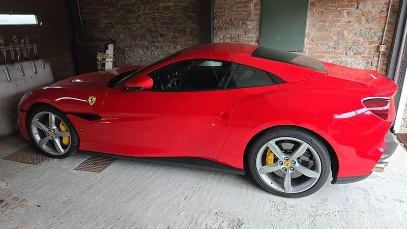 Gebraucht Ferrari Portofino 620 PS (456 kW) 2023 Rot Cabrio