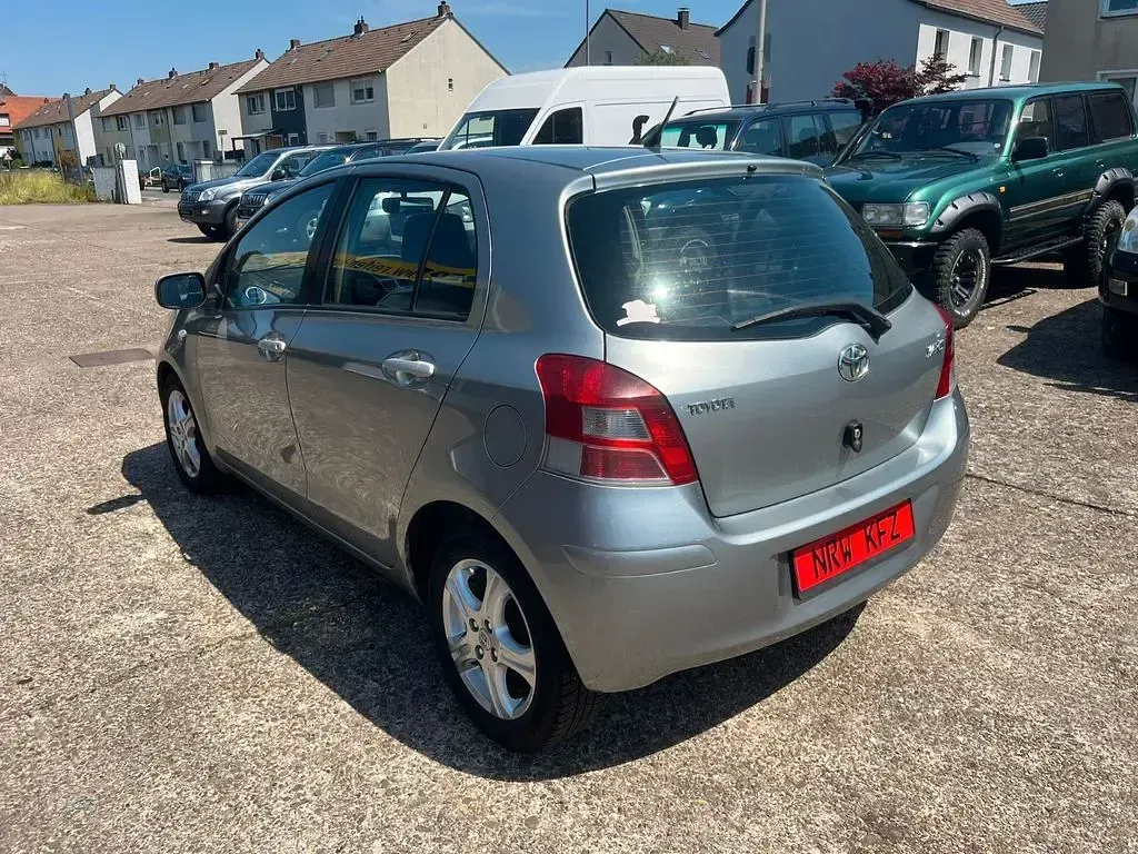 Gebraucht Toyota Yaris 99 PS (72 kW) 2011 Grau Kleinwagen