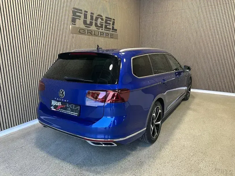 Gebraucht VW Passat R-line 200 PS (147 kW) 2021 Lapiz blue metallic Kombi