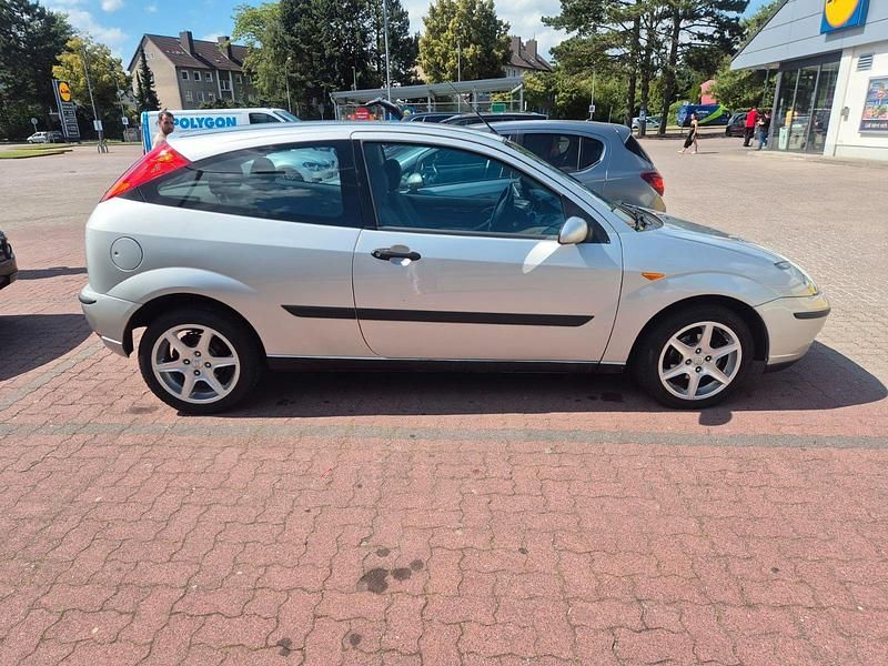 Usado Ford Focus Ambiente 102 CV (75 kW) 2002 Plateado Berlina