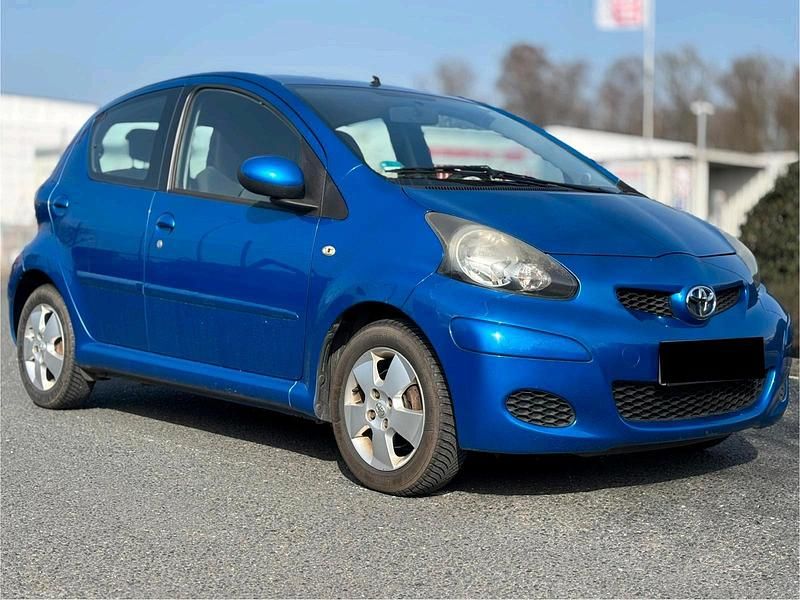 Gebraucht Toyota Aygo 69 PS (50 kW) 2010 Blau Kleinwagen