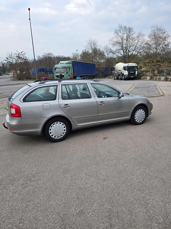 Gebraucht Skoda Octavia 105 PS (77 kW) 2012 Grau Kombi