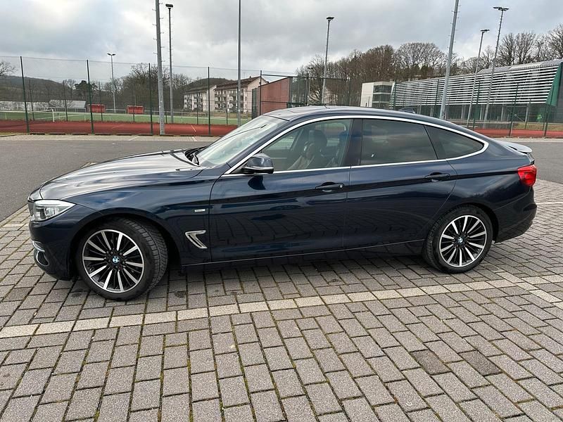 Blau Gebraucht 2015 BMW 320 SUV | 14.600 € (Teuer) - Bild 1/4