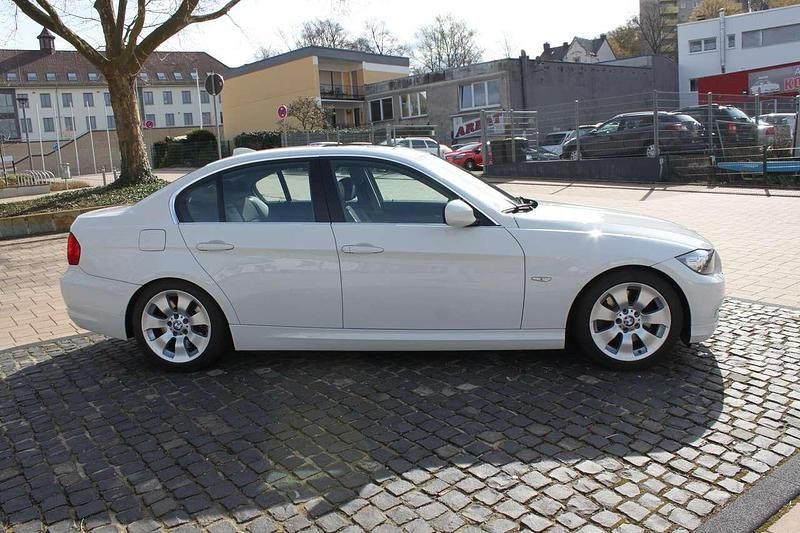 Gebraucht BMW 325 Sport Line 204 PS (150 kW) 2011 Weiß Limousine
