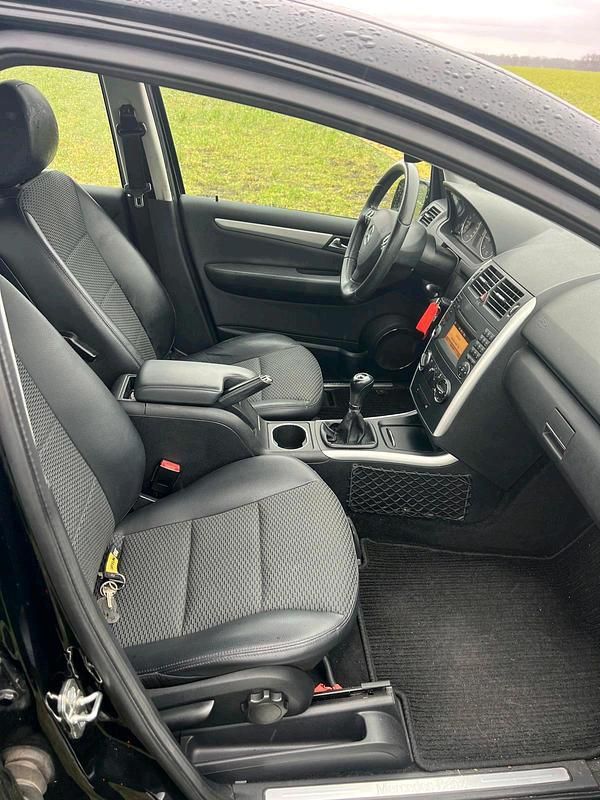 Gebraucht Mercedes A180 109 PS (80 kW) 2011 Schwarz Limousine