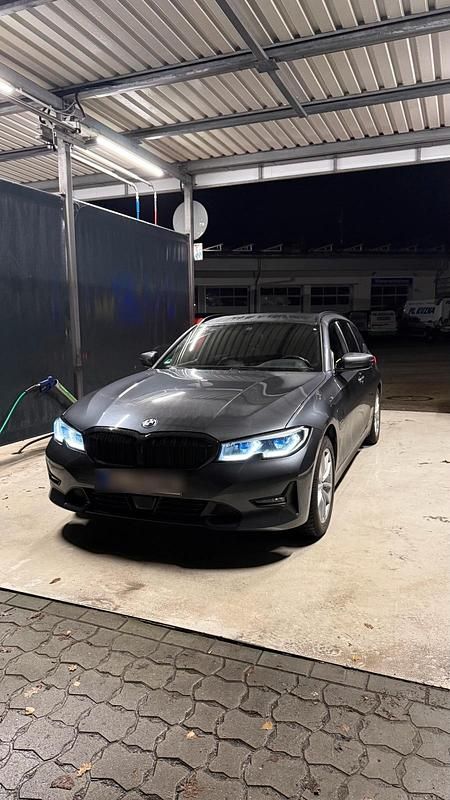 Grau Gebraucht 2021 BMW 330e Kombi | 26.500 € (Etwas zu teuer) - Bild 1/4