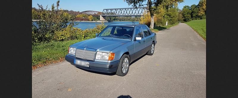 Blau Gebraucht 1991 Mercedes E230 Limousine | 7.900 € - Bild 1/4