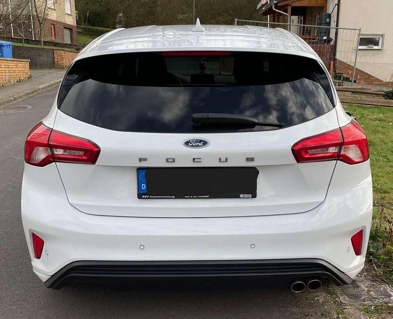 Używany Ford Focus ST-Line 150 KM (110 kW) 2020 Biały Sedan/Limuzyna