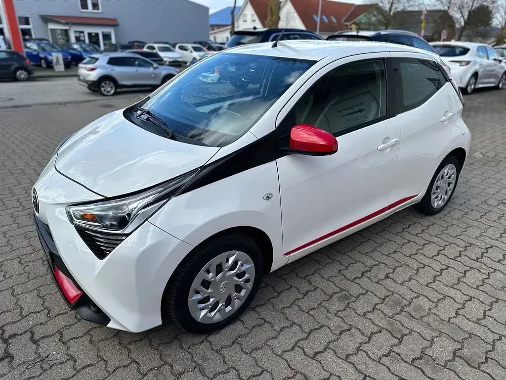 Gebraucht Toyota Aygo X-play 72 PS (52 kW) 2020 Weiß Kleinwagen