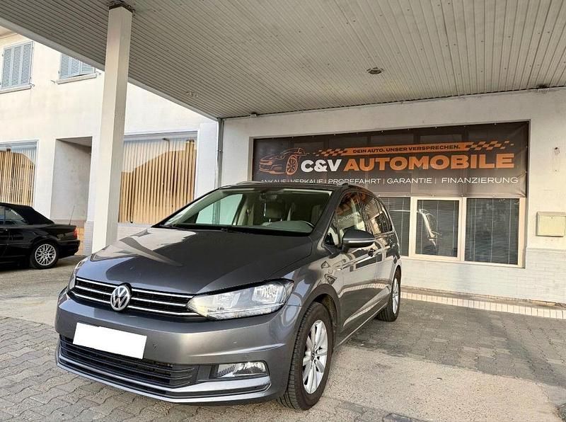 Grau Gebraucht 2016 VW Touran Comfortline Van / Kleinbus | 10.900 € (Teuer) - Bild 1/4