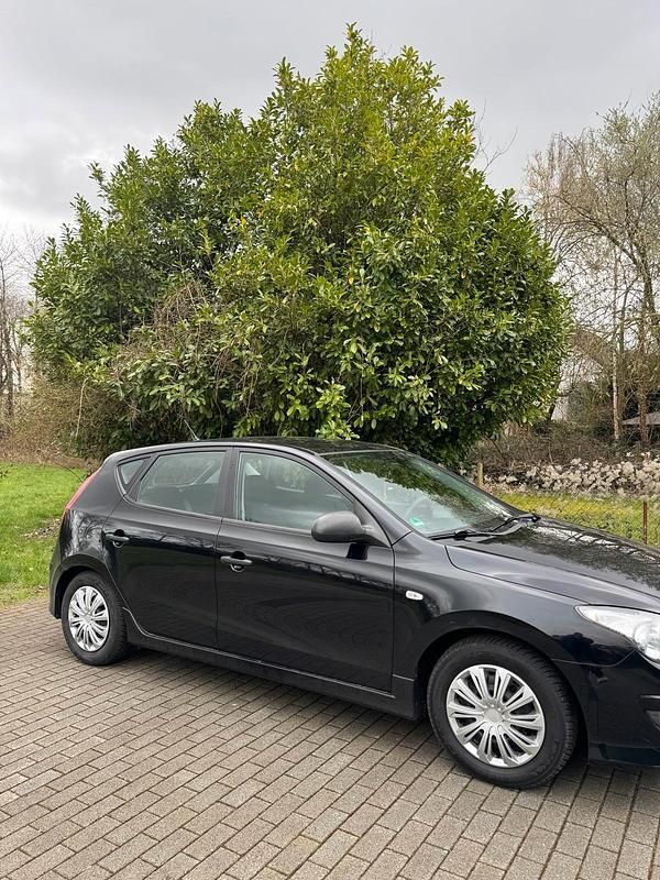 Gebraucht Hyundai i30 109 PS (80 kW) 2012 Schwarz Limousine