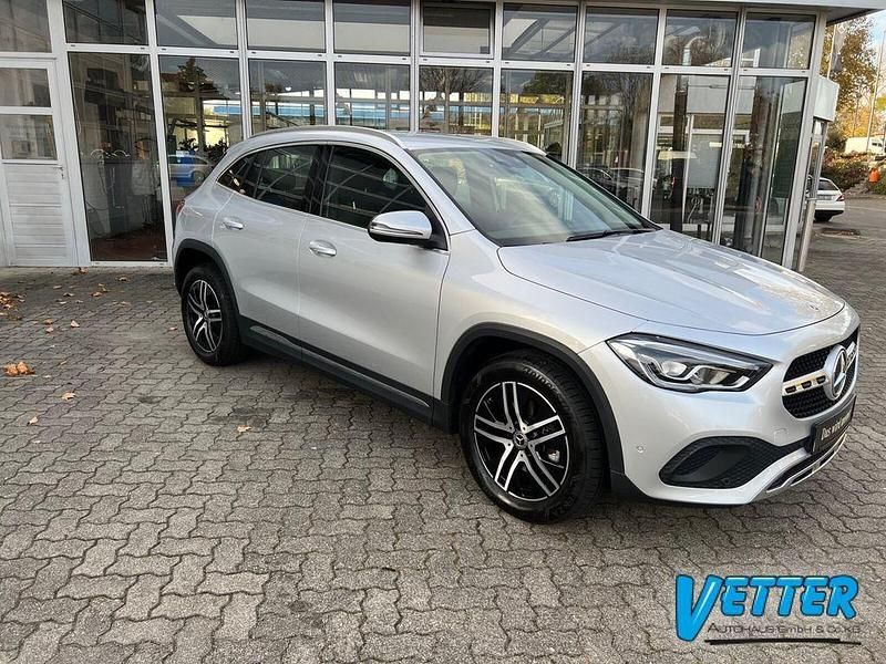 Gebraucht Mercedes GLA200 Progressive 163 PS (119 kW) 2020 Silber metallic SUV