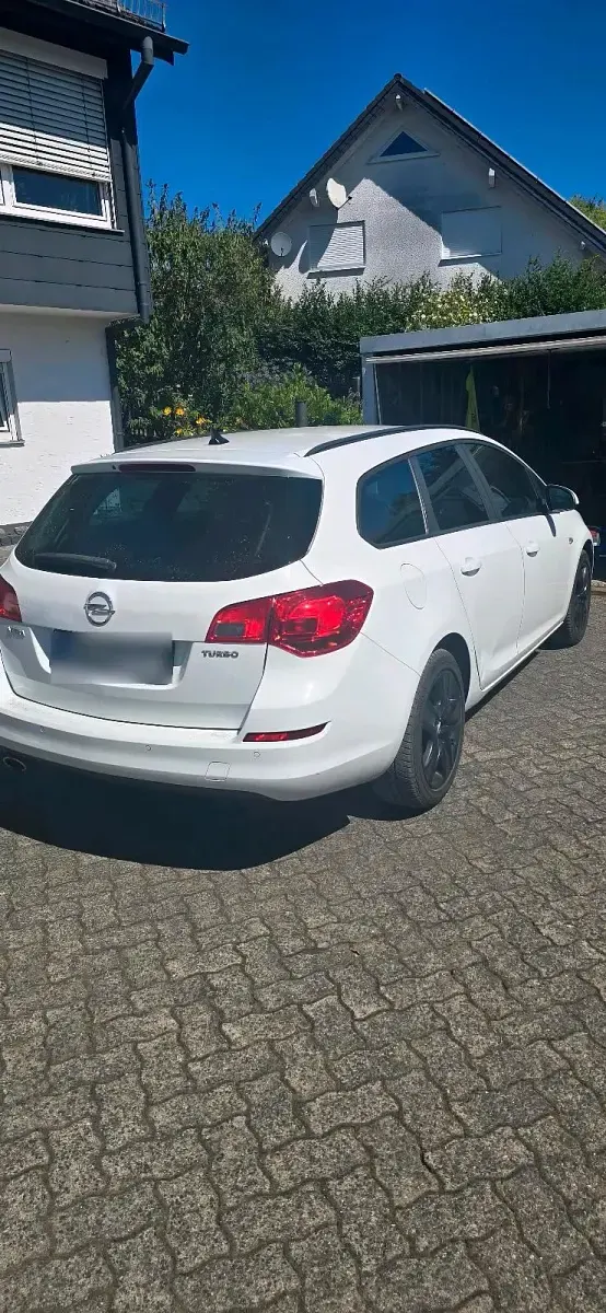 Gebraucht Opel Astra 140 PS (102 kW) 2011 Weiß Kombi