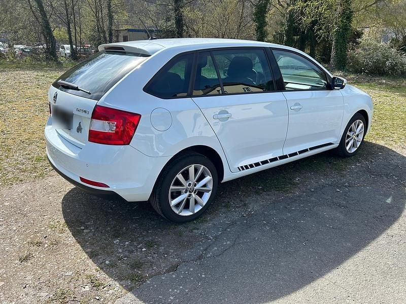 Gebraucht Skoda Rapid Joy 116 PS (85 kW) 2016 Weiß Kleinwagen