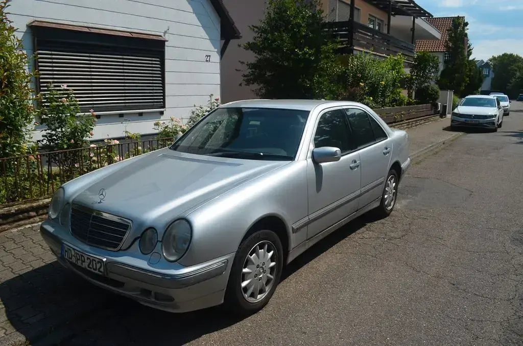 Gebraucht Mercedes E220 Elegance 143 PS (105 kW) 2000 Silber Limousine